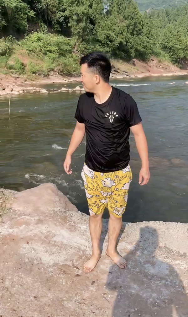 鸿牛配资 20米冲刺抢回一命！货车司机救起落水男童 孩子母亲从粤返川致谢丨看见正能量