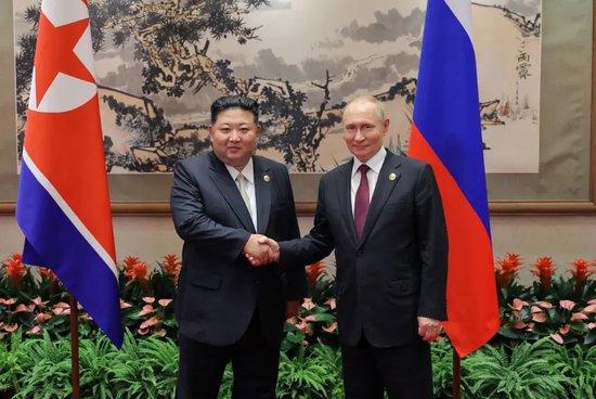 信钰证券 金正恩再和普京承诺：“帮俄罗斯是兄弟职责”！2.5小时密谈后相拥道别，多图揭秘细节！